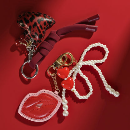 Hart en kers bag charm rood met andere bag charms