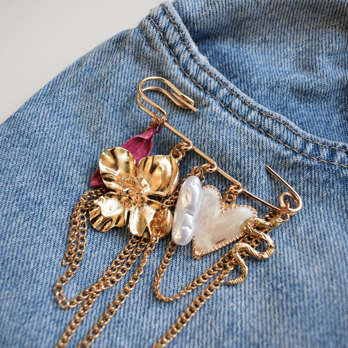 Bloem hart slang broche goud roze op rood