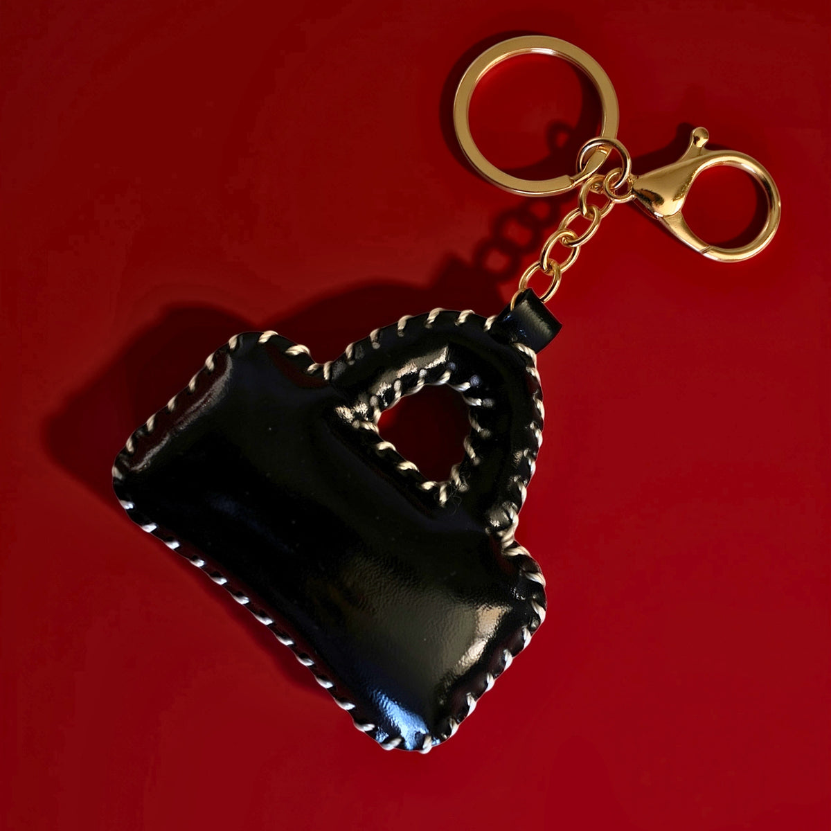 Mini tasje bag charm zwart op rode achtergrond