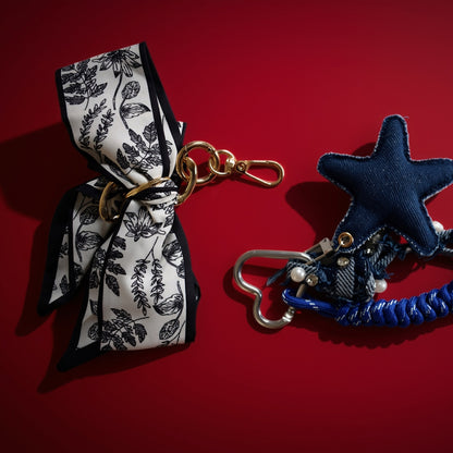 Strik van stof bag charm met ster bag charm