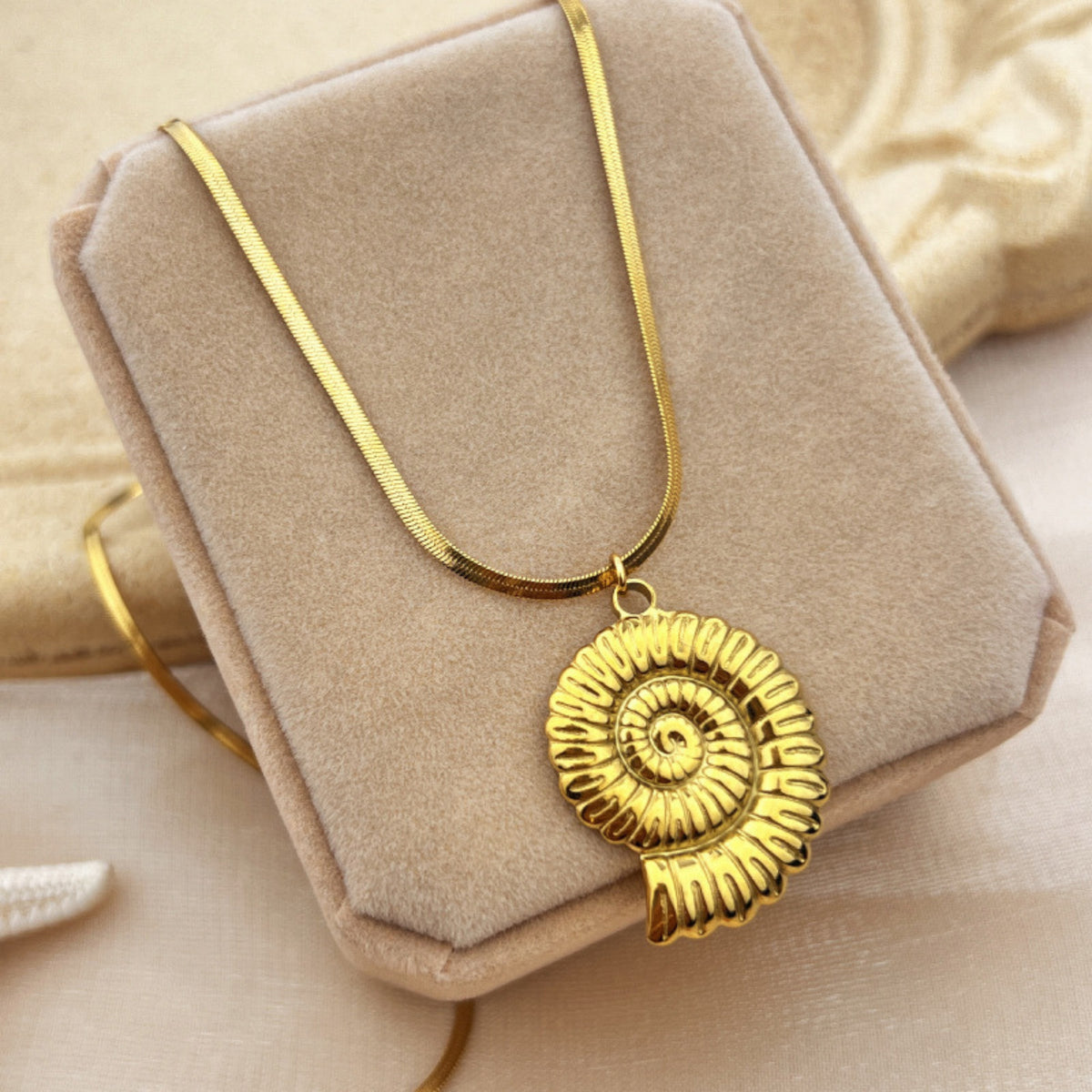 Gold seashell necklace - photo 6