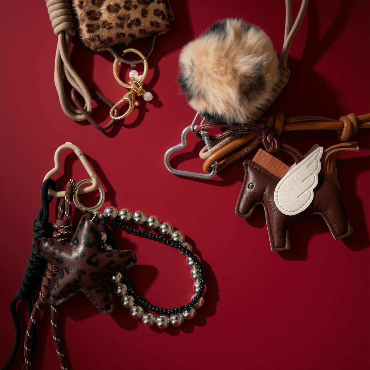 Ster bag charm met kralen bruin op rood, ander aanzicht