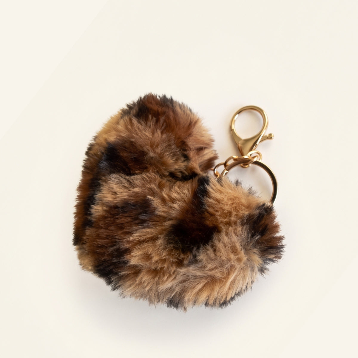 Fluffy hart bag charm met panterprint close-up