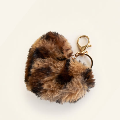 Fluffy hart bag charm met panterprint close-up