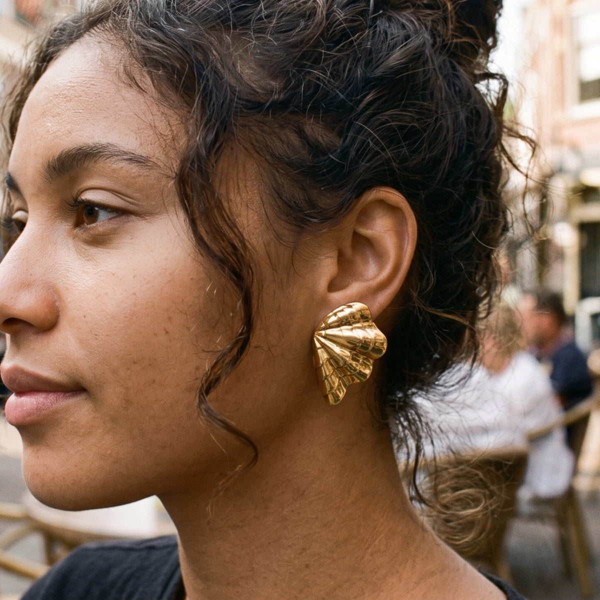 Gold shell earrings – worn, city vibe