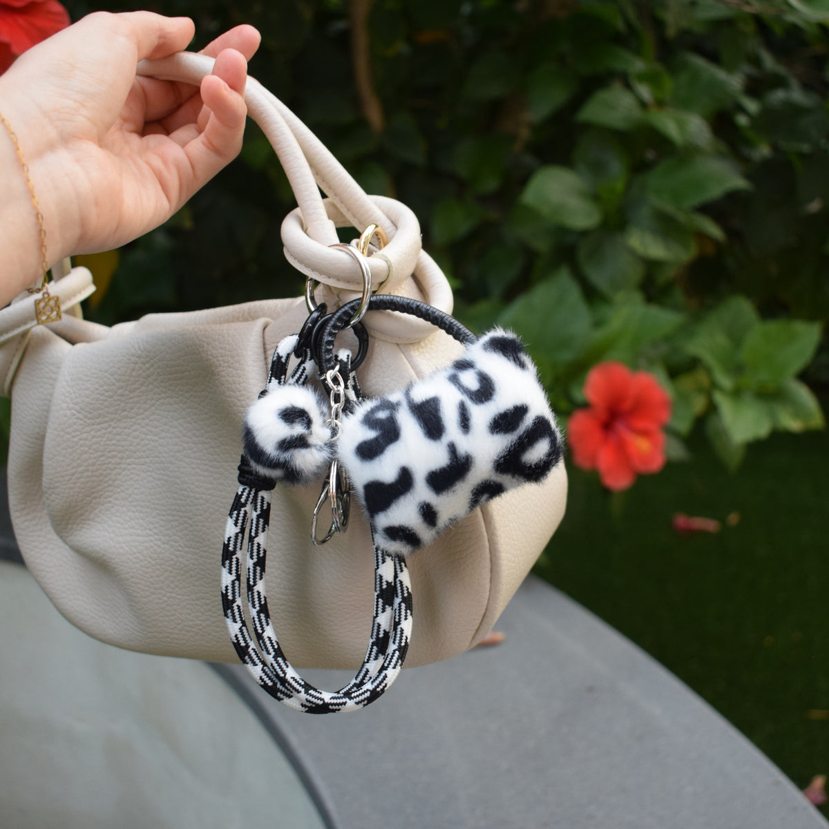 Mini tasje fluffy bag charm zwart sfeerfoto aan tas in de hand