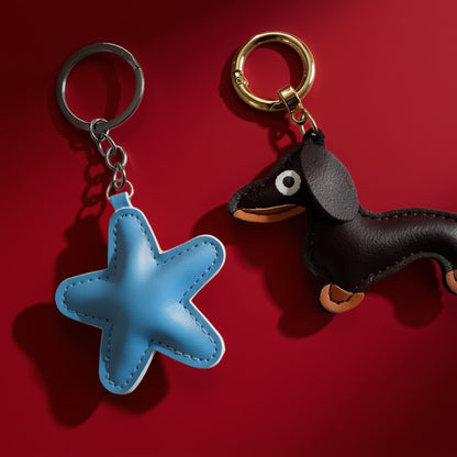 Ster van stof bag charm lichtblauw met teckel bag charm op rood