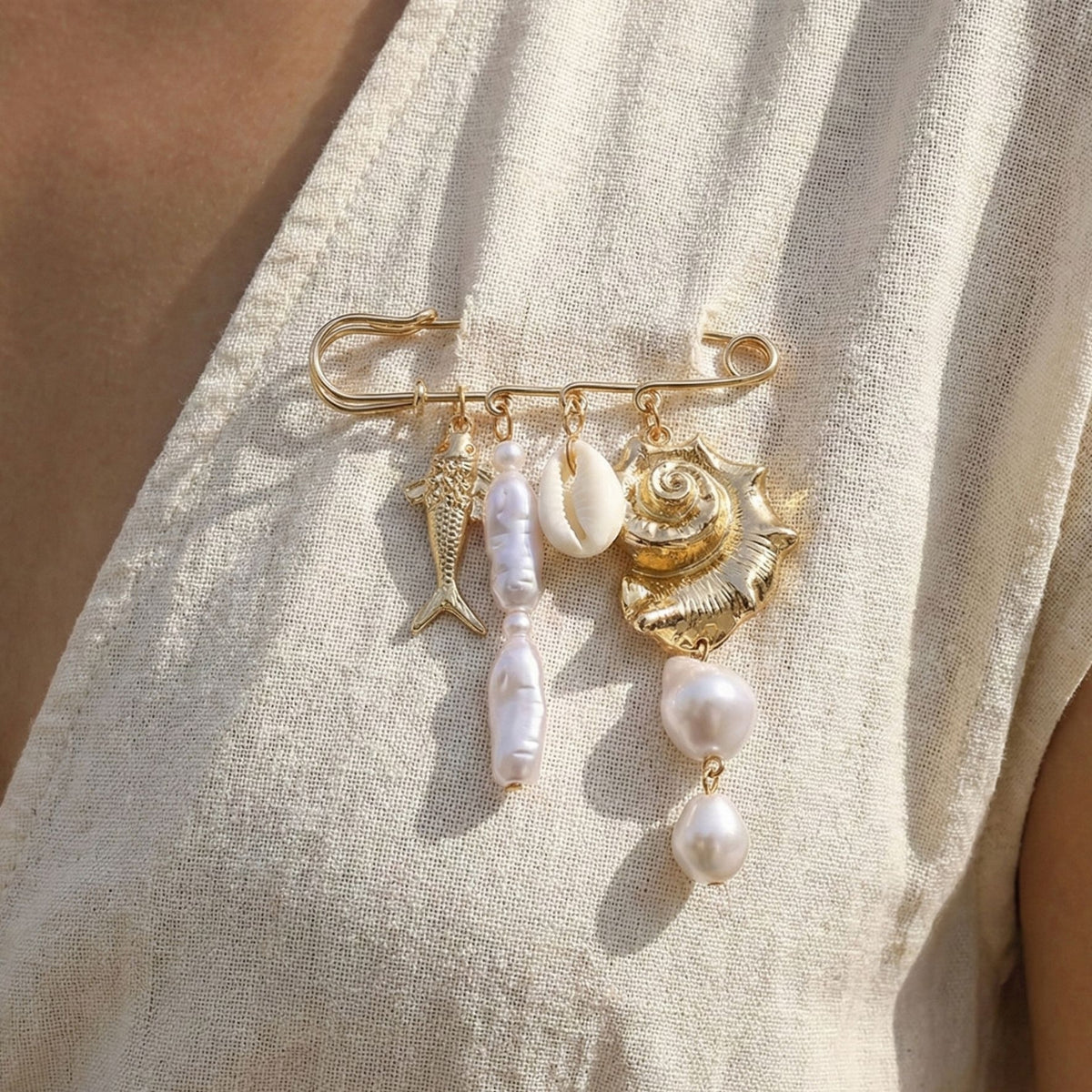 Schelp vis parel broche goud wit