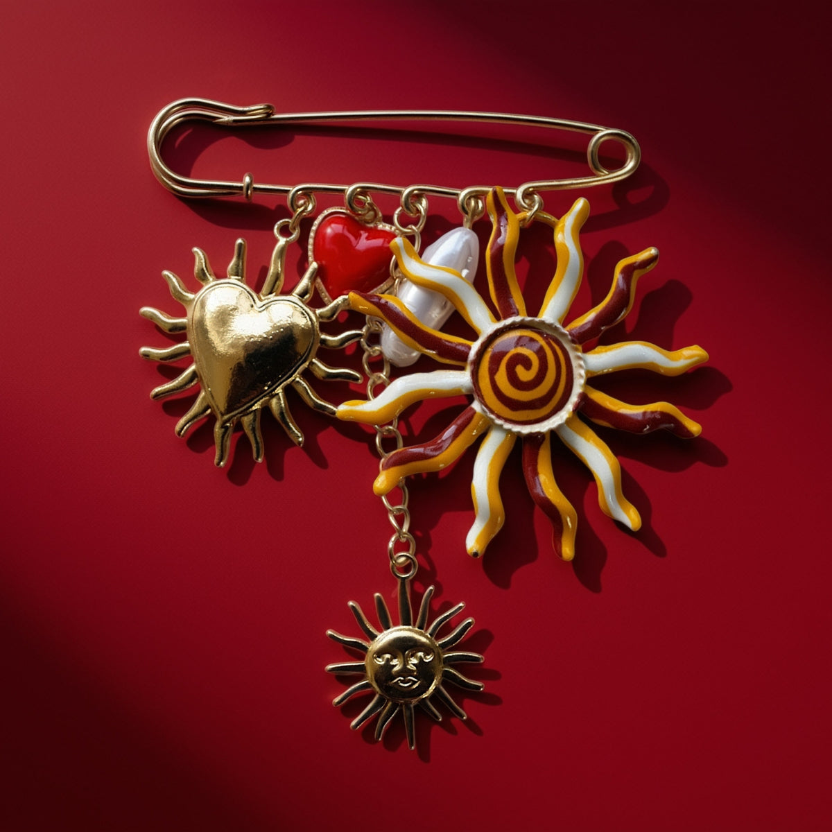 Zon en hart broche goud rood sfeerfoto