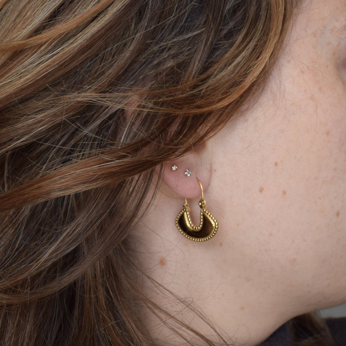 Boho fan earrings gold – worn, side view