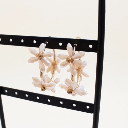 Bloemen oorbellen kralen goud wit – detail aan standaard