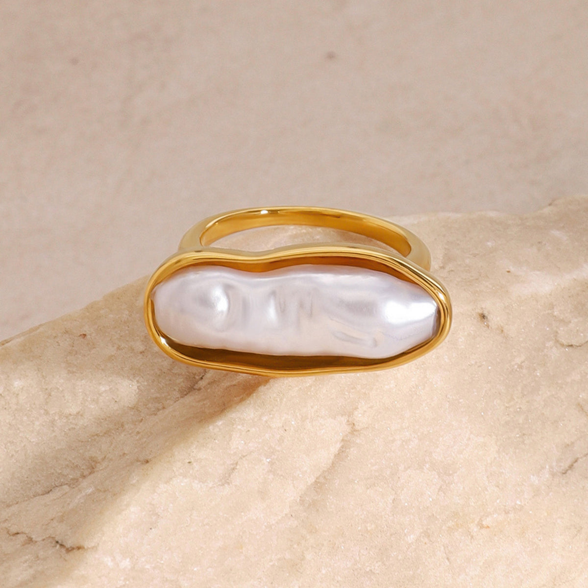Brede parel ring goud – detail op lichte achtergrond