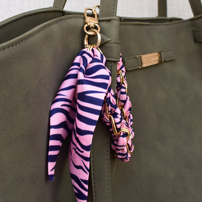 Sjaal bag charm roze gedragen aan tas