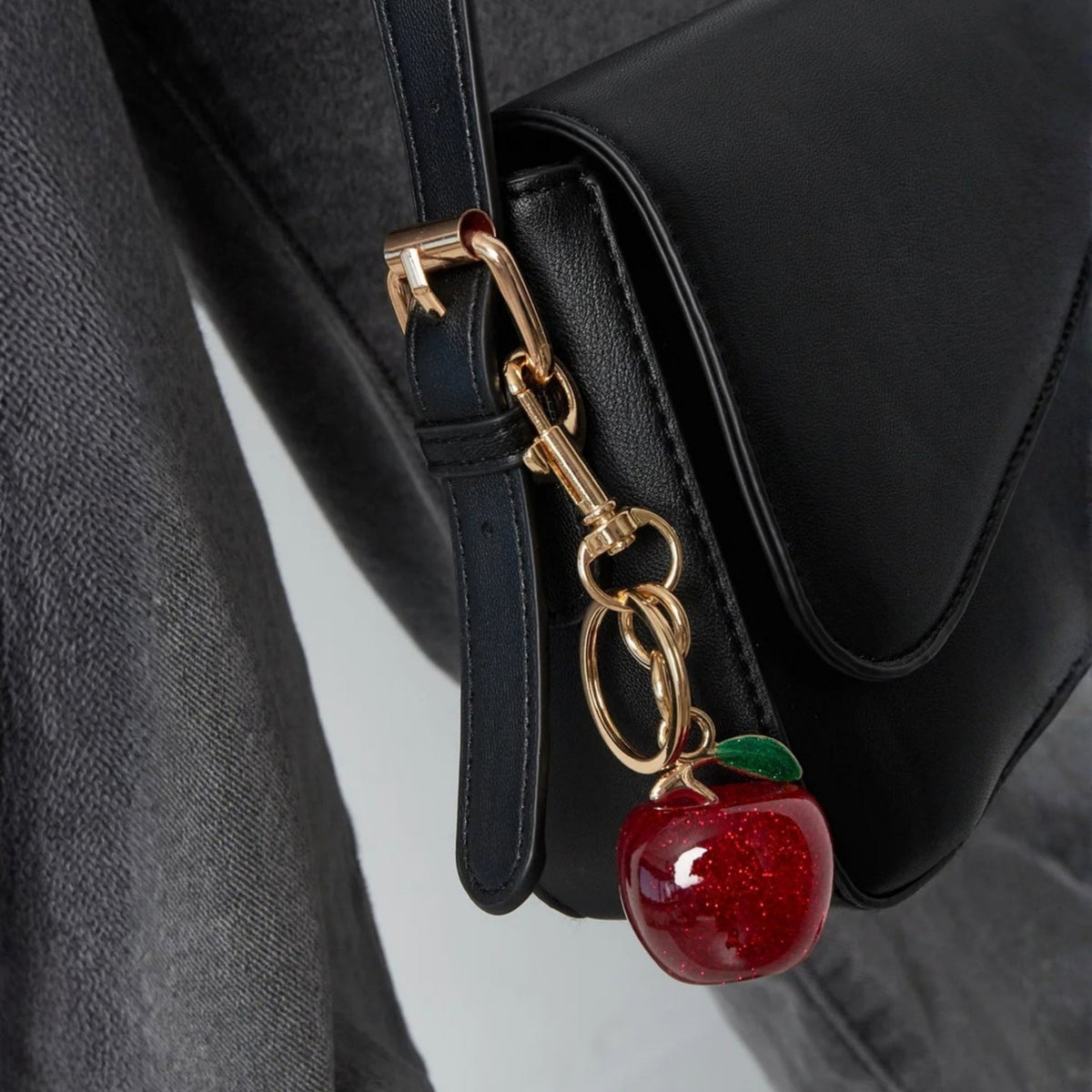 Glitter appel bag charm rood aan zwarte tas