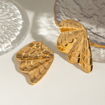 Gold shell earrings – lifestyle photo