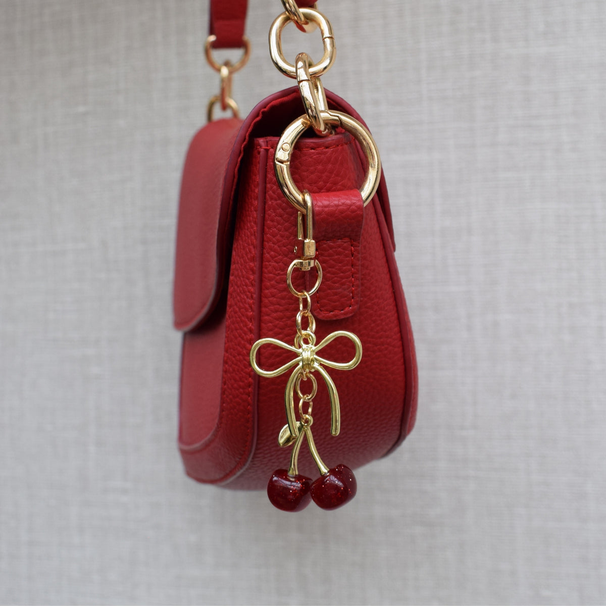 Kersen met strik bag charm aan rode tas