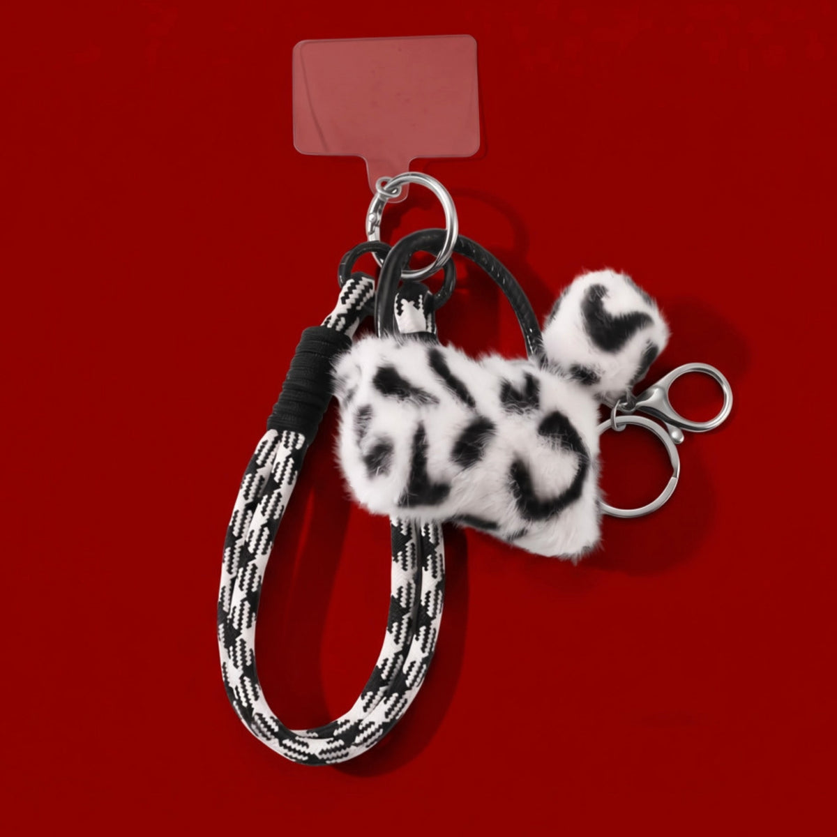Mini tasje fluffy bag charm zwart op donkerrode achtergrond