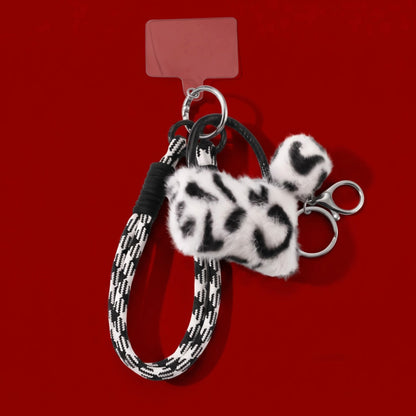 Mini tasje fluffy bag charm zwart op donkerrode achtergrond