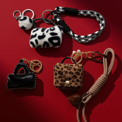 Mini tasje bag charm panterprint met andere bag charms