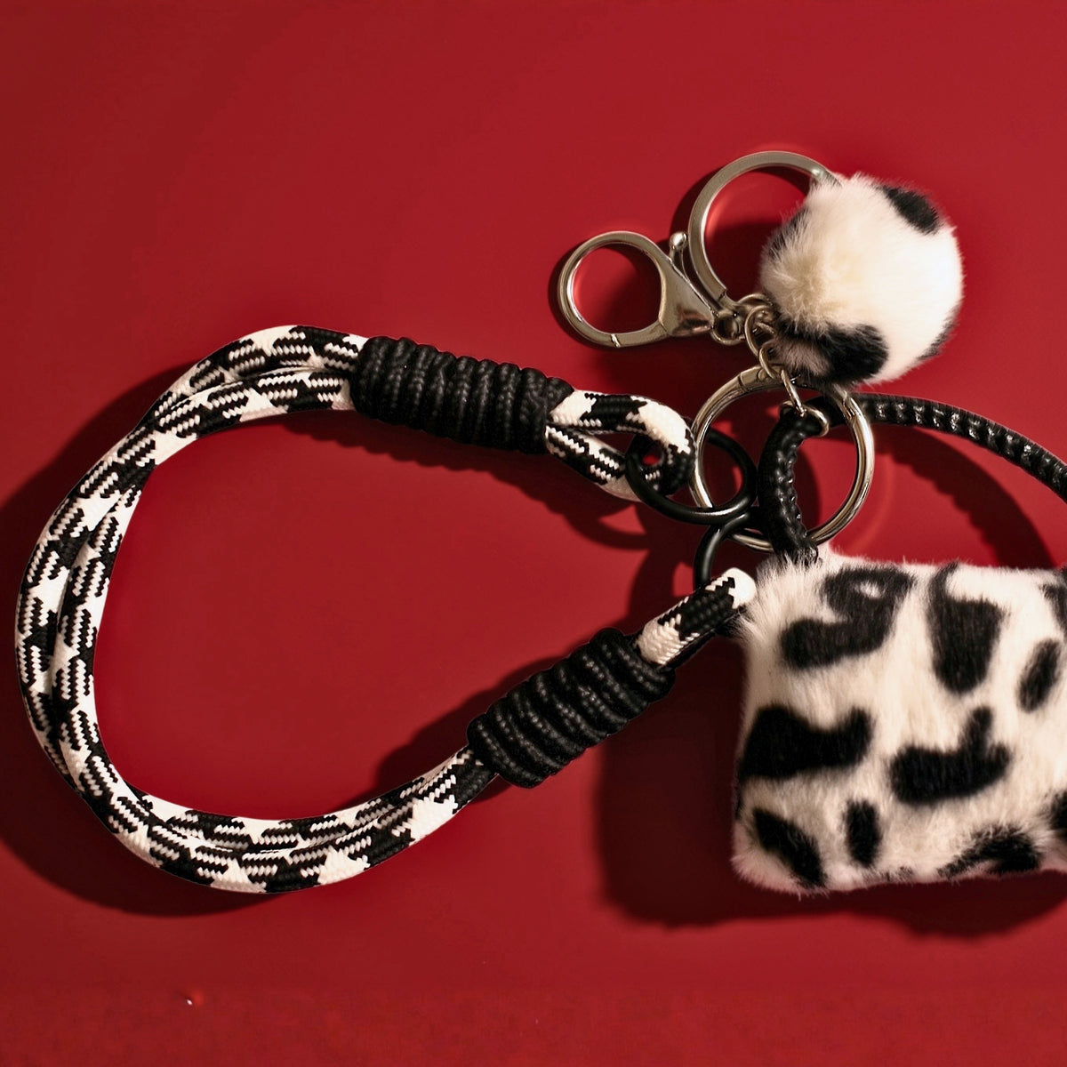 Mini tasje fluffy bag charm zwart ander aanzicht op donkerrode achtergrond