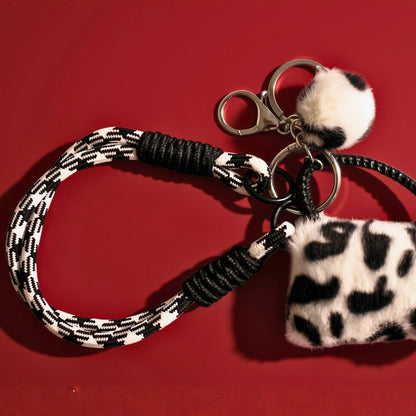 Mini tasje fluffy bag charm zwart ander aanzicht op donkerrode achtergrond