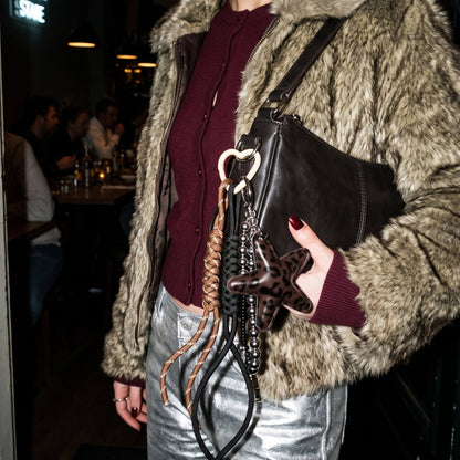 Ster bag charm met kralen bruin aan een tas, sfeerfoto
