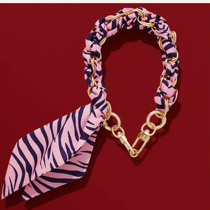 Sjaal bag charm roze op rood met gouden sluiting