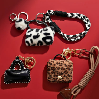 Mini tasje fluffy bag charm zwart met andere bag charms
