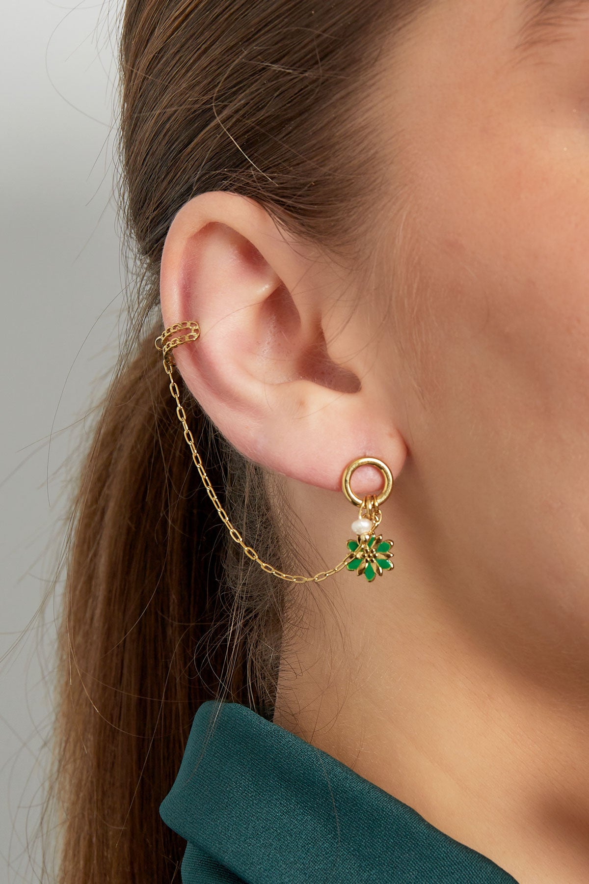 Flower earring with ear cuff on the ear – green