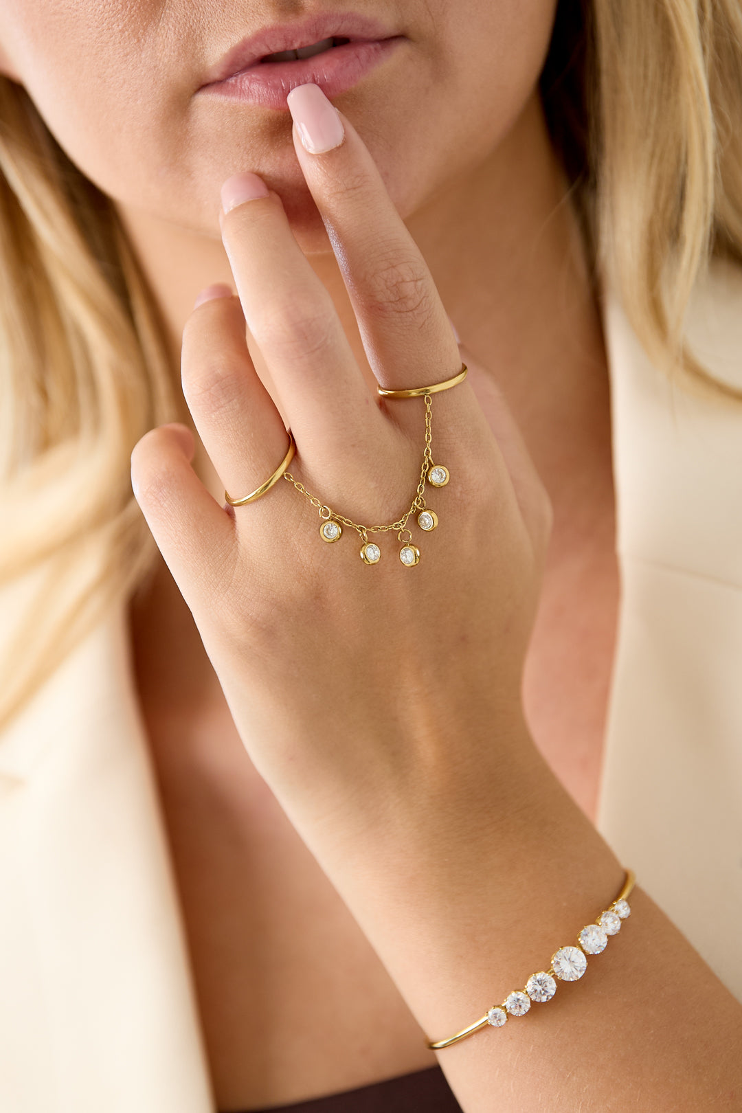 Ring met kettinkje en steentjes goud
