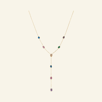 Gekleurde steentjes ketting – vrijstaand op beige