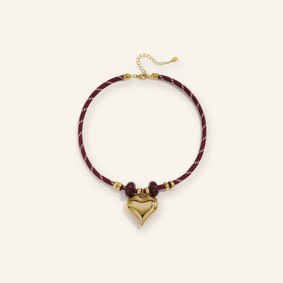 Hartketting met koord bordeaux – vrijstaand op beige