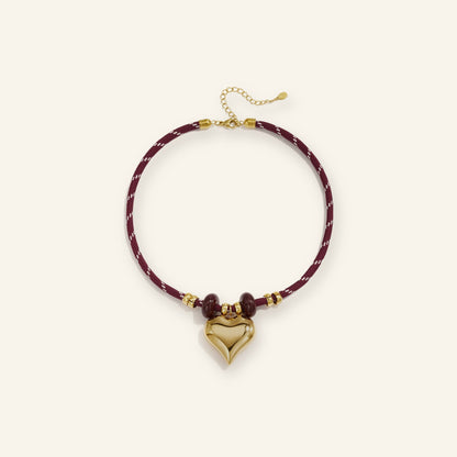 Hartketting met koord bordeaux – vrijstaand op beige