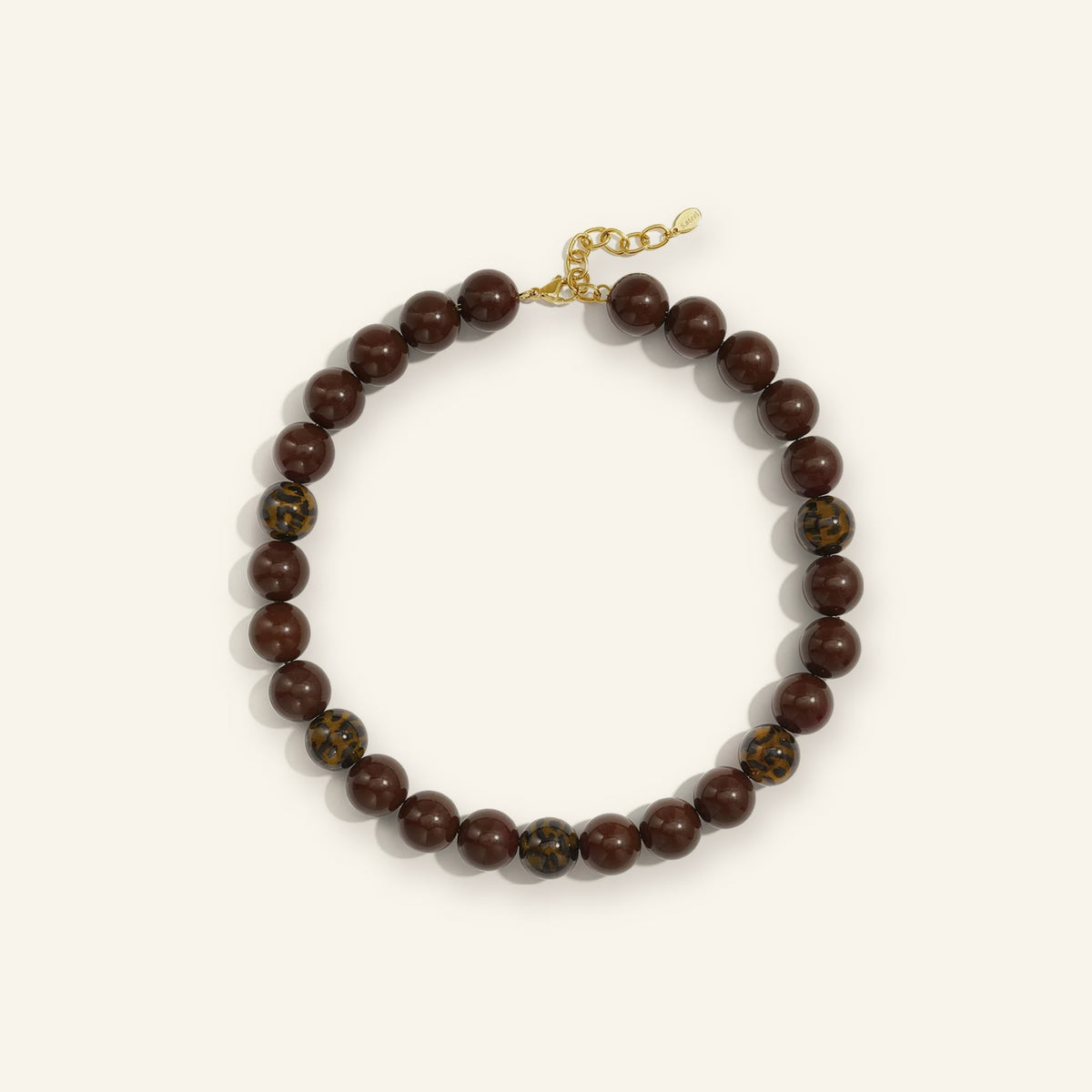 Luipaard kralenketting donkerbruin – vrijstaand op beige