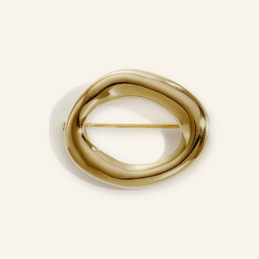 Ovale broche goud – vrijstaand op beige