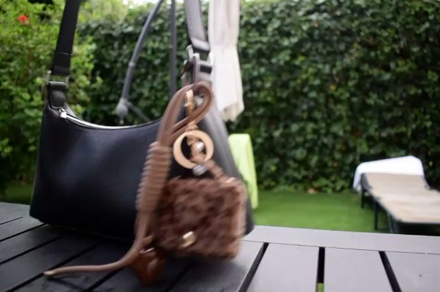 Mini tasje bag charm panterprint aan een tas