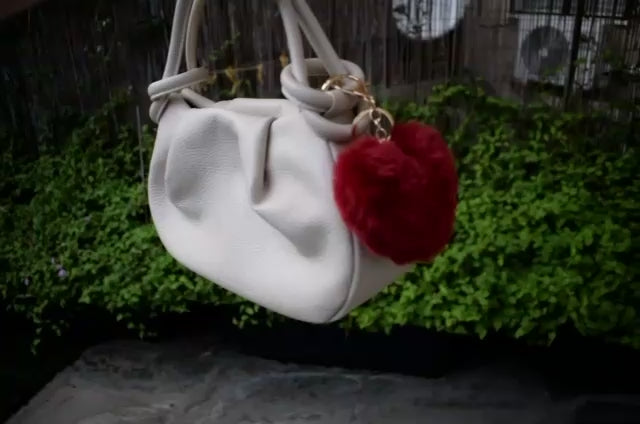 Fluffy hart bag charm rood aan een tas