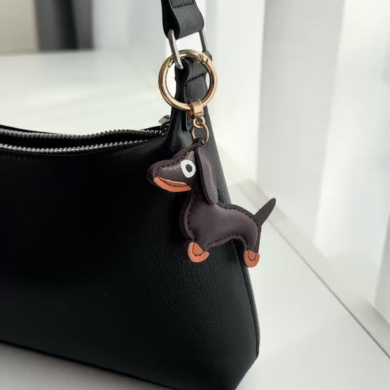 Hond van stof bag charm aan een tas
