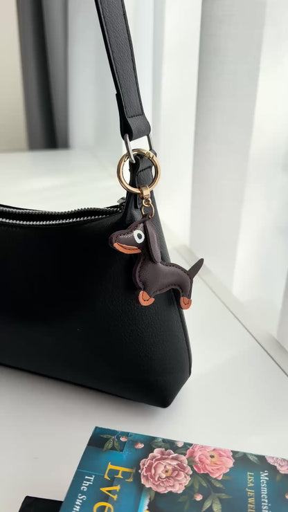 Hond van stof bag charm aan een tas
