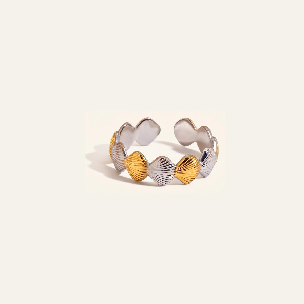 Seashell ring gold silver – on beige background