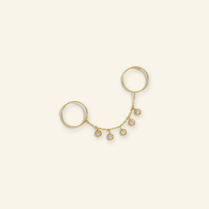 Ring met kettinkje en steentjes goud – vrijstaand op beige