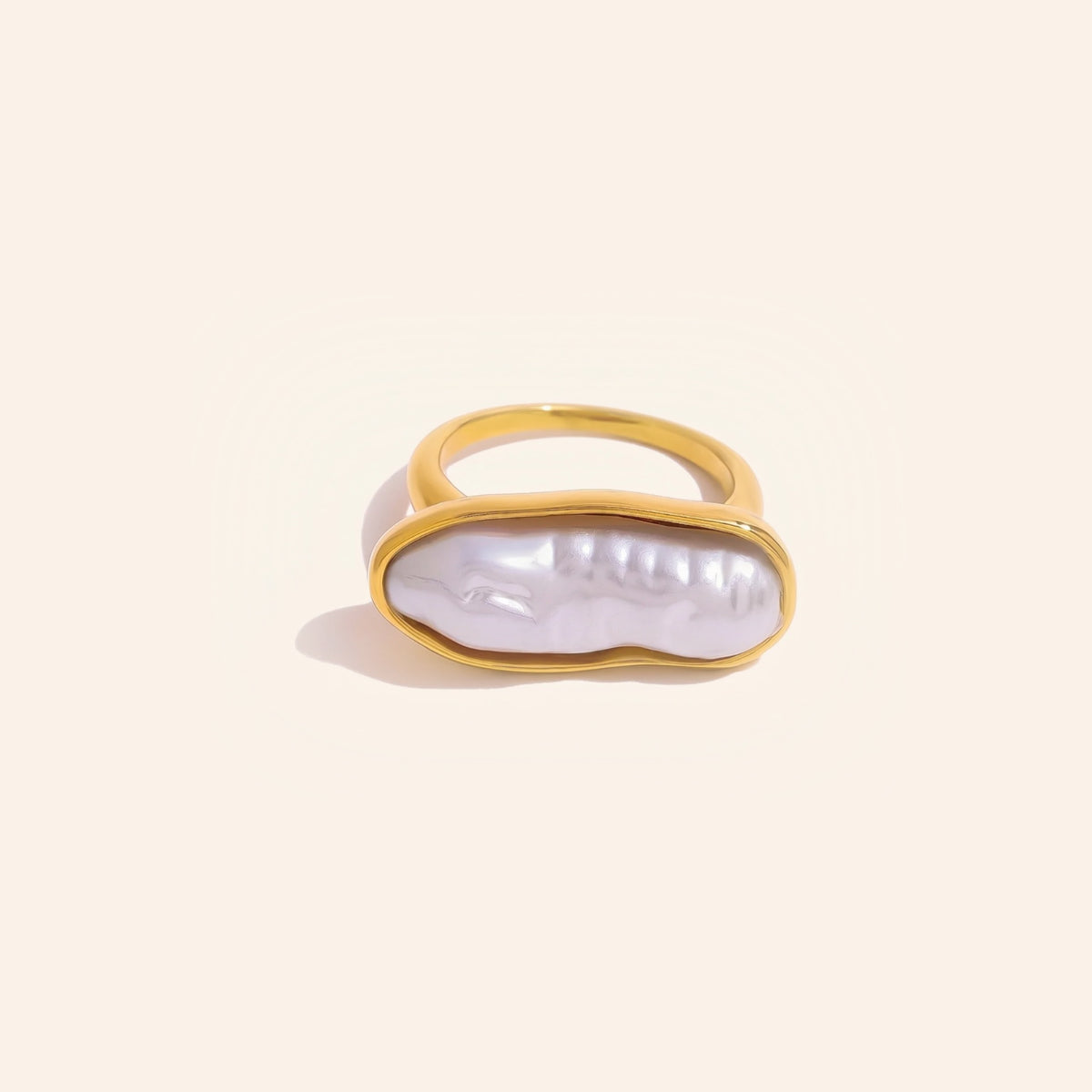 Brede parel ring goud – vrijstaand op beige