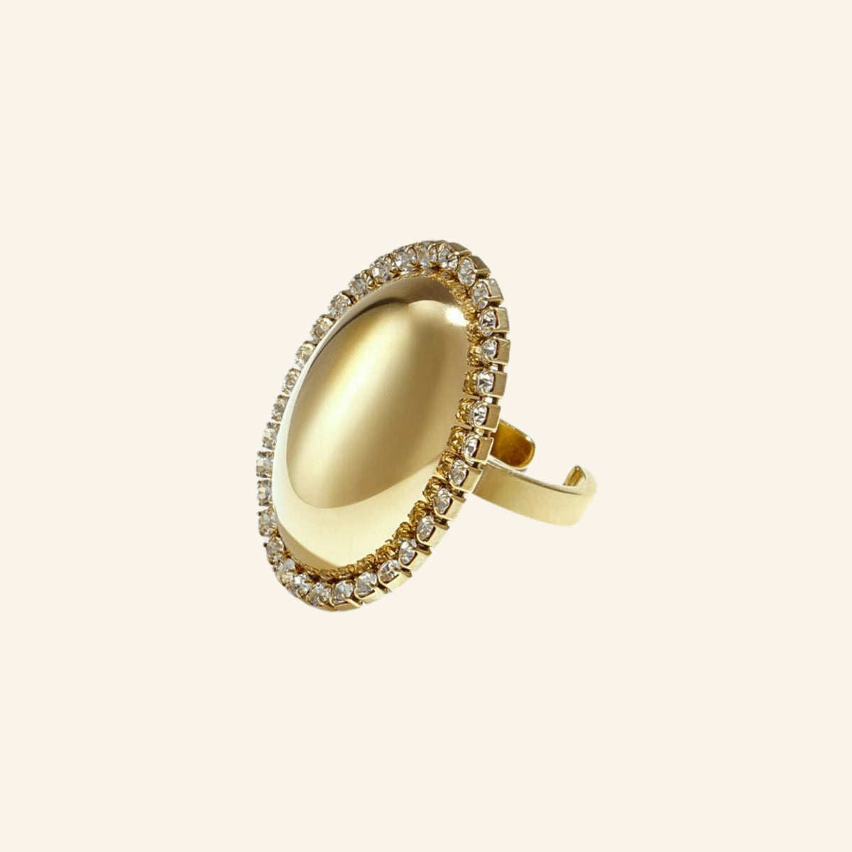 Ovale statement ring met strass – vrijstaand op beige