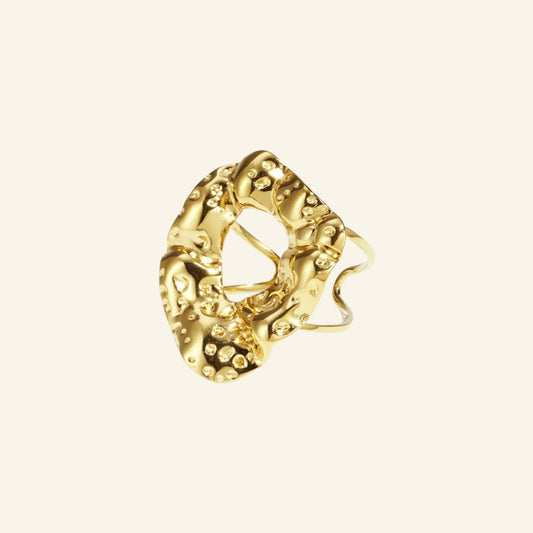 Chunky statement ring goud – vrijstaand op beige
