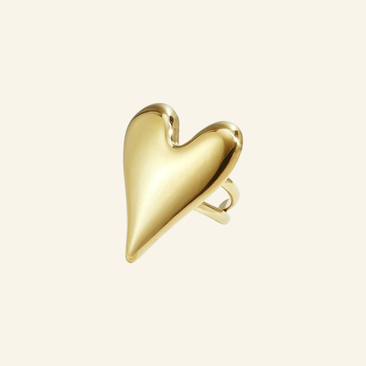 Statement ring groot hart – goud, vrijstaand op beige