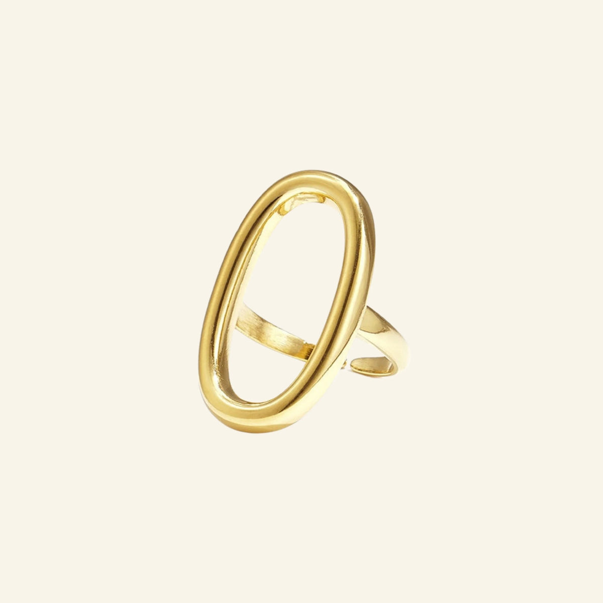 Open ovale ring – goud, vrijstaand op beige