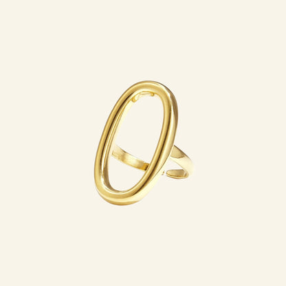 Open ovale ring – goud, vrijstaand op beige