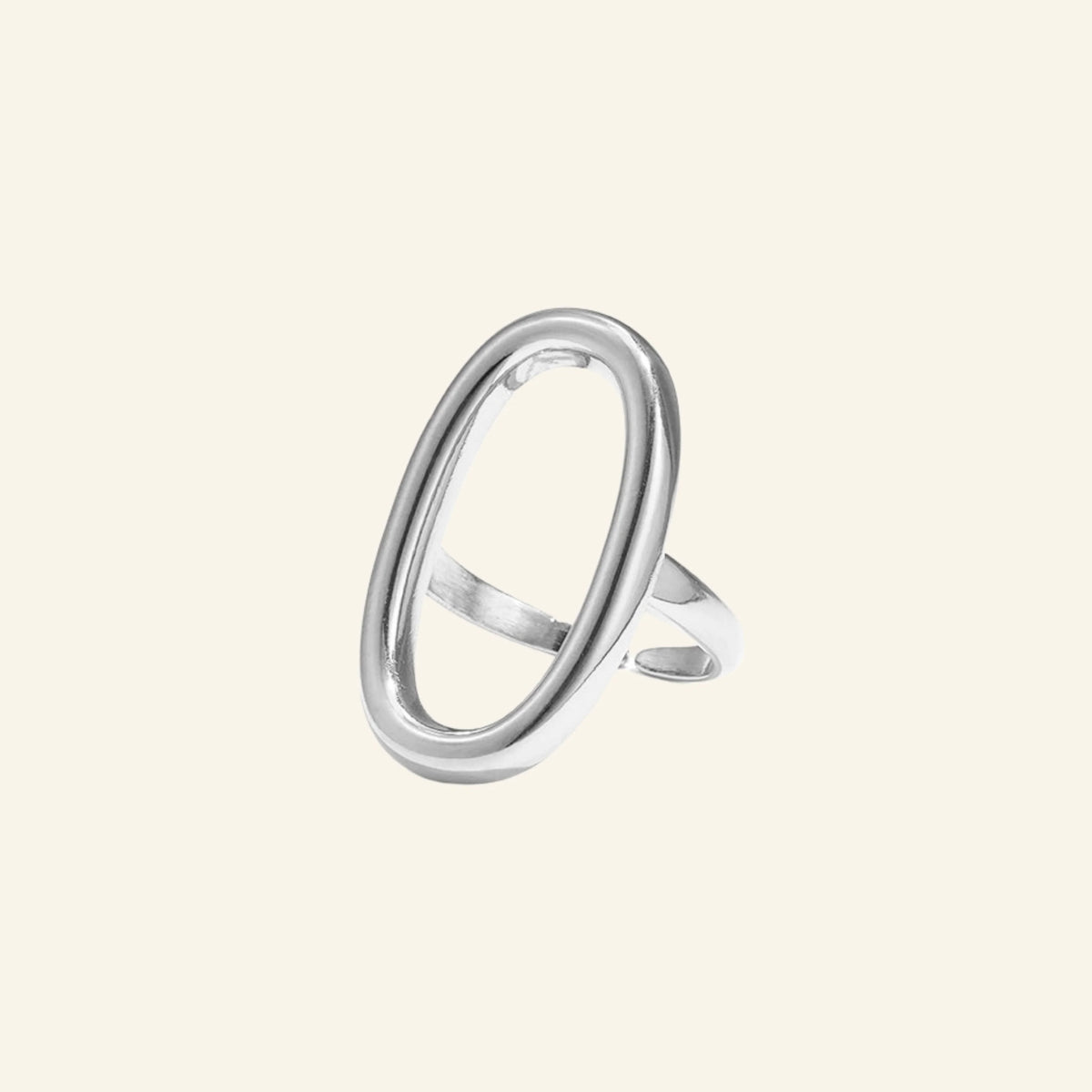 Open ovale ring – zilver, vrijstaand op beige