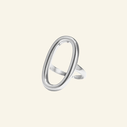 Open ovale ring – zilver, vrijstaand op beige