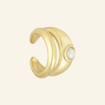 Smalle ear cuff goud – vrijstaand op beige